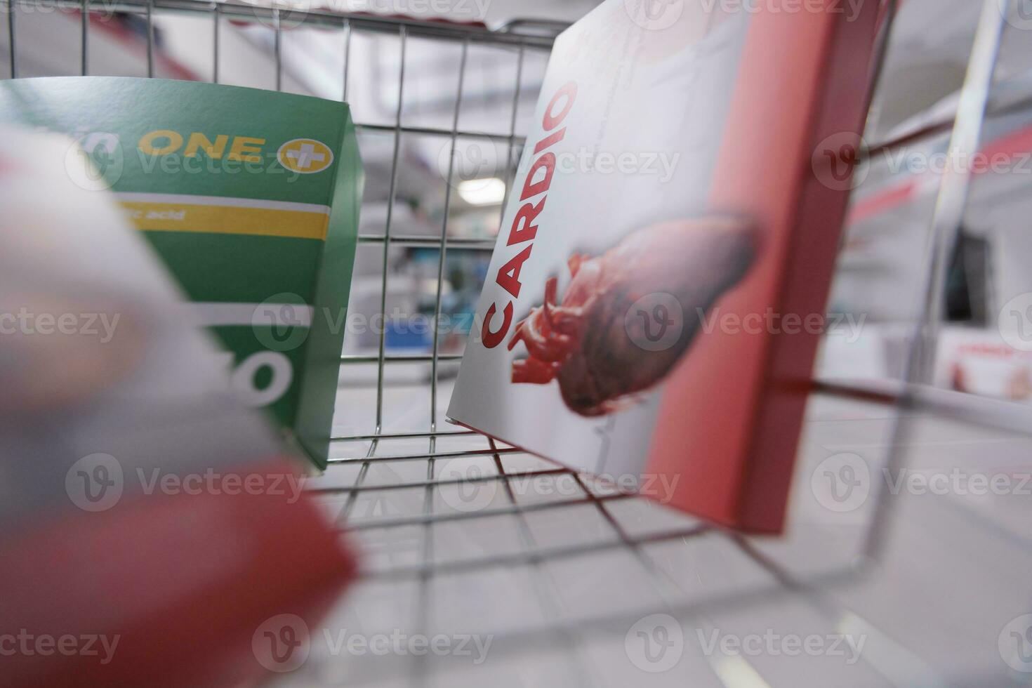 Tienda cesta lleno con medicamentos y vitaminas Listo a ser comprar por cliente durante chequeo visitar en farmacia. farmacia además llevado un variedad de otro médico productos, vendajes y frío medicamento. foto