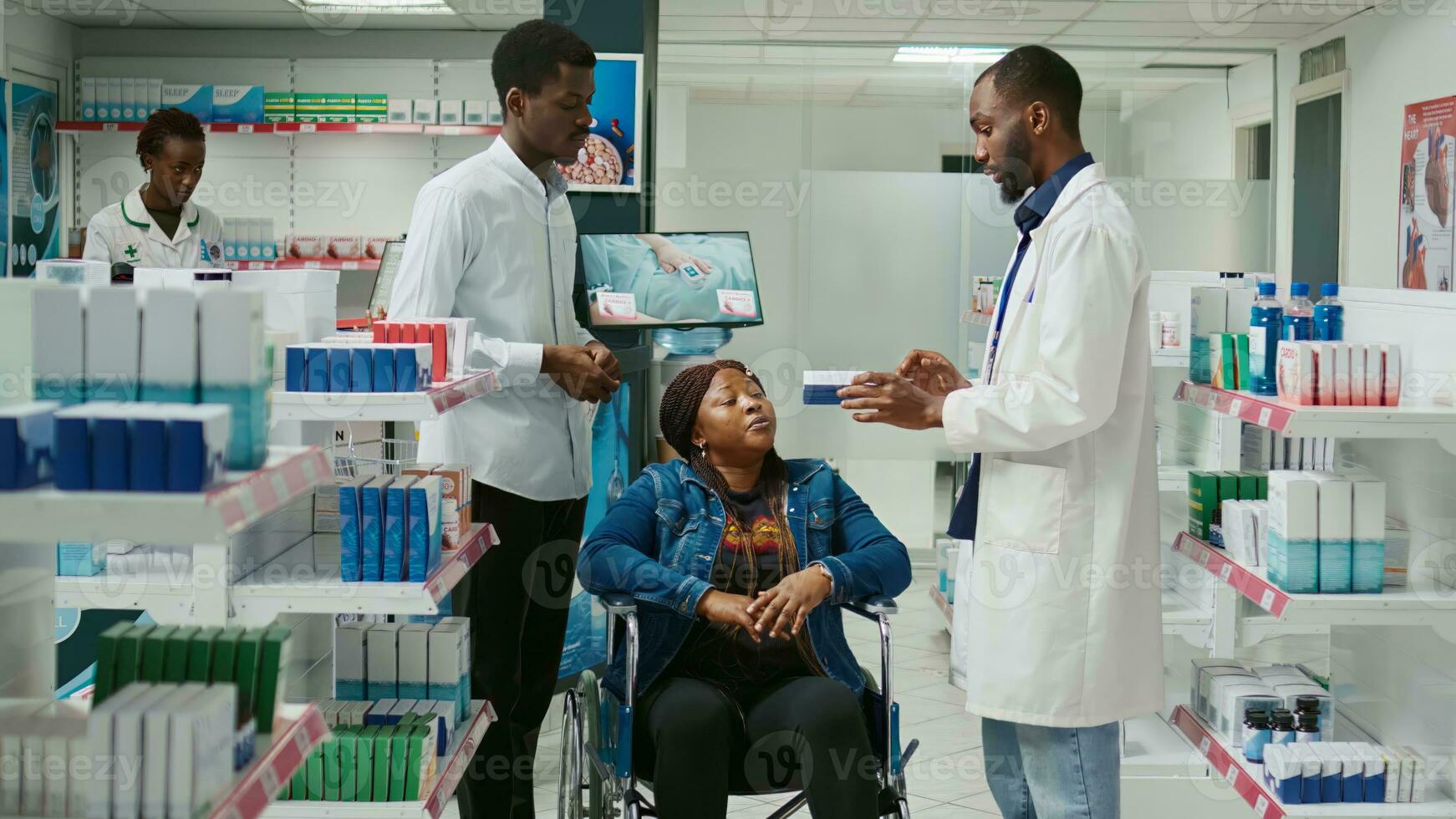 social trabajador Ayudar silla de ruedas usuario a comprar medicina desde farmacia, recepción Consejo desde especialista. joven adulto en silla de ruedas hablando a farmacéutico acerca de prescripción tratamiento. foto