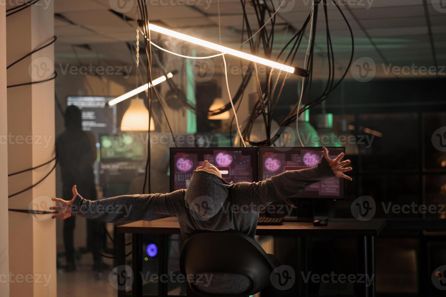 exitoso ataque cibernetico, hacker celebrando computadora sistema contraseña hackear. contento mujer estafador enviando virus, rotura dentro base de datos en línea servidor, robando personal datos, espalda ver foto