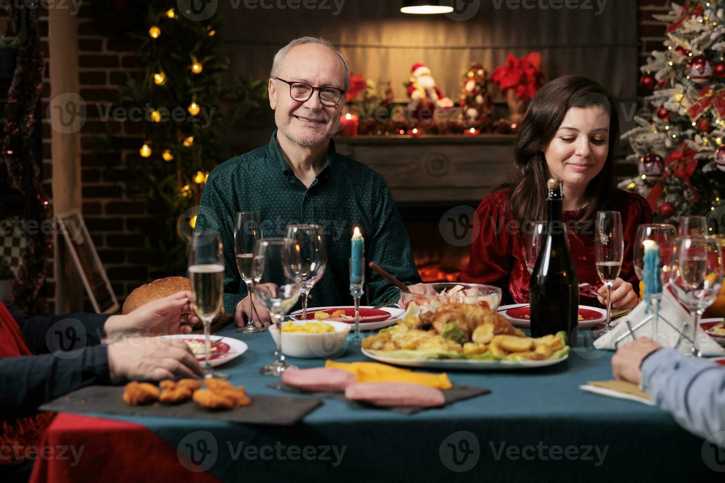 mayor persona a Navidad cena evento con amigos comiendo hecho en casa comida y disfrutando Navidad víspera juntos a hogar. hombres y mujer asistiendo festivo reunión durante diciembre invierno estación. foto