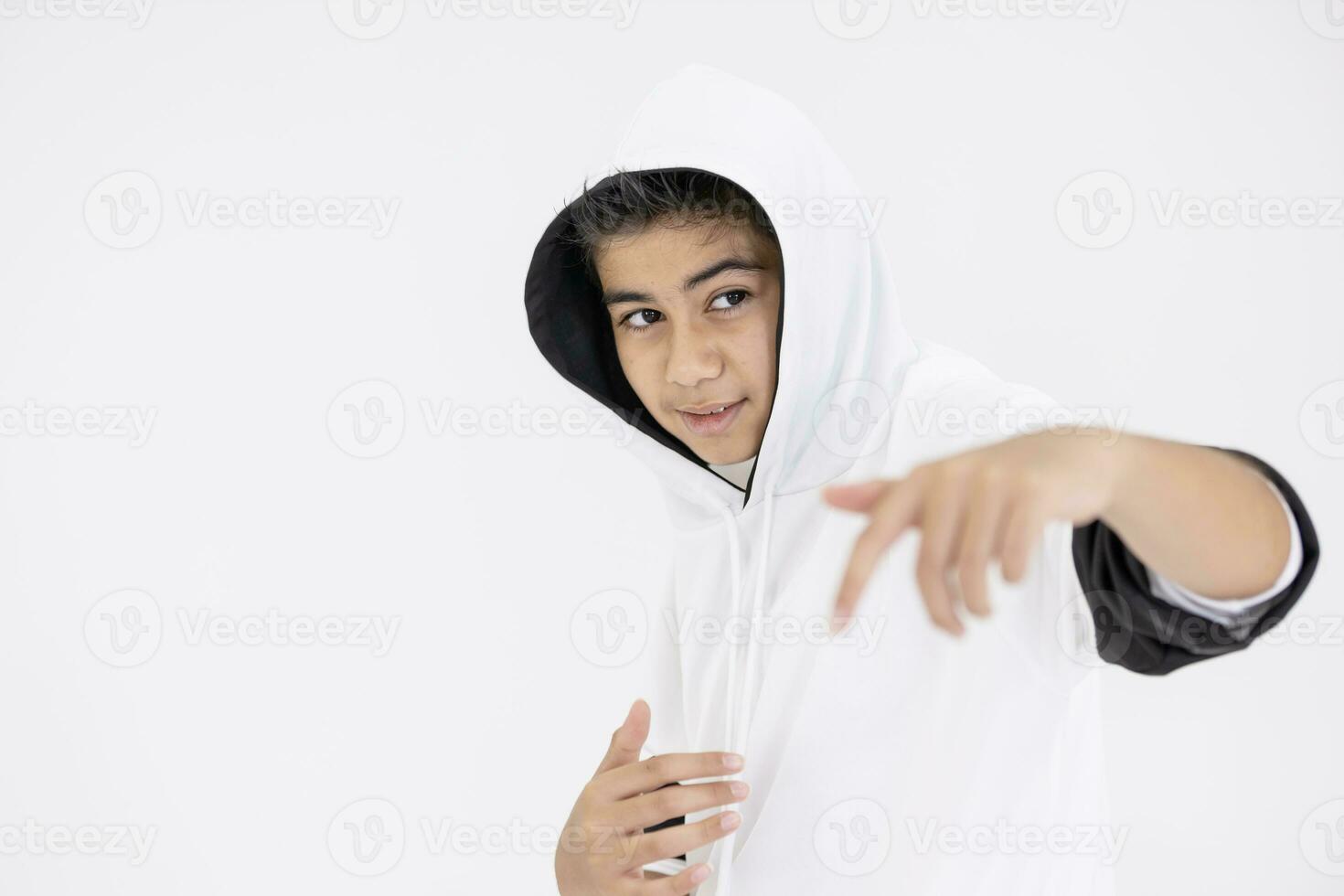 joven chico adolescente en hip hop bailando acción en blanco antecedentes foto