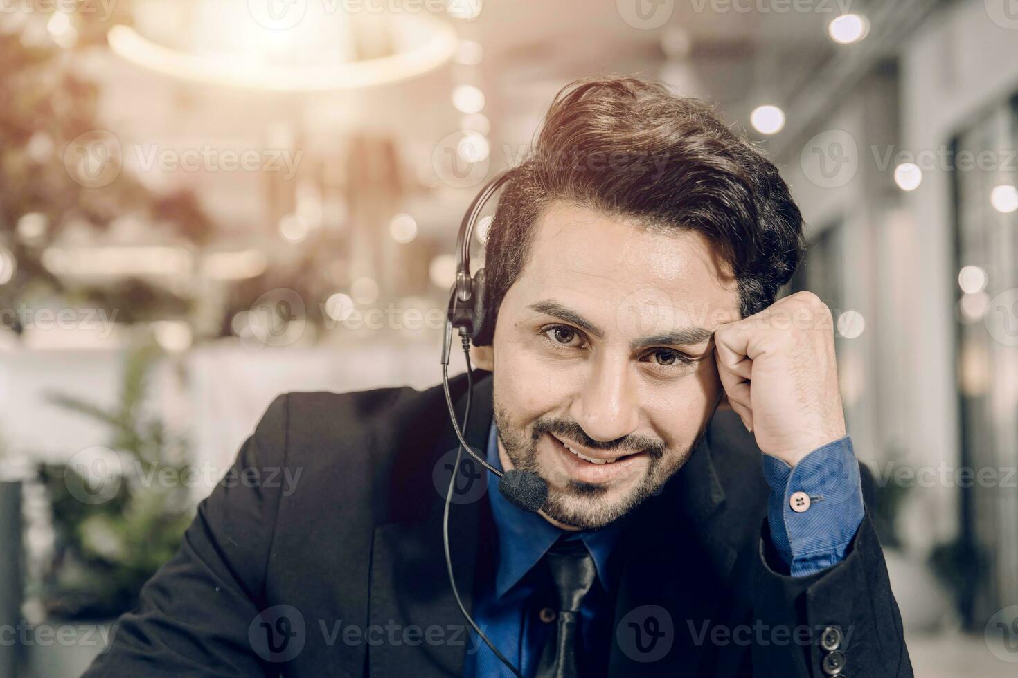 retrato llamada centrar Hispano latín masculino negocio Servicio apoyo mesa de ayuda llamada línea contento sonriente. foto