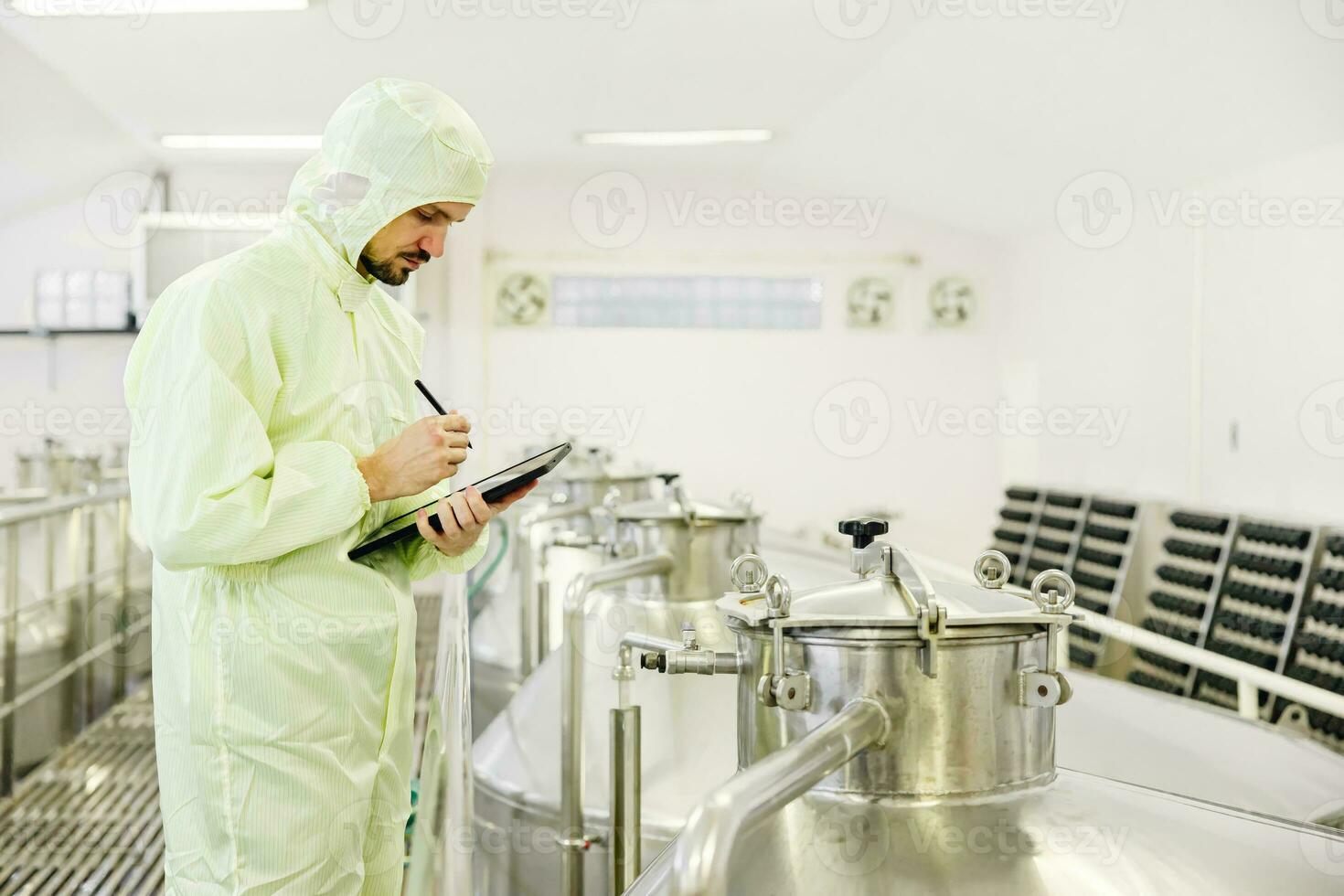 comida bebida trabajador trabajando cheque fermentación tanque con limpiar higiene condición lugar de trabajo. foto