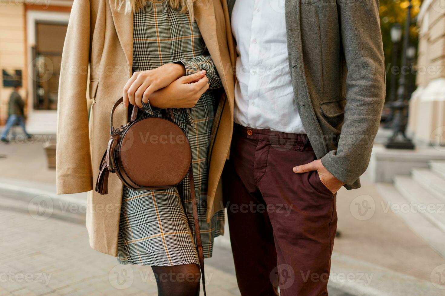 cerca arriba Moda detalles de elegante mujer y hombre . de moda accesorios,  casual vestir y traje. Pareja en amor caminando en europeo ciudad. 32628382  Foto de stock en Vecteezy