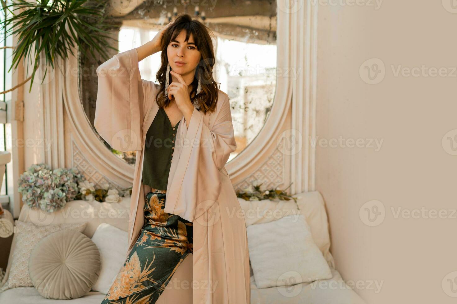 hermosa mujer en elegante mujer vestir posando en elegante bohemio interior. foto