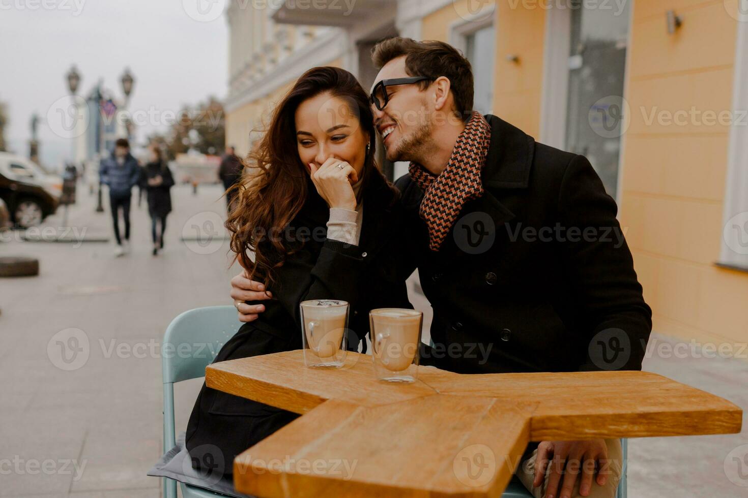 de moda Pareja en amor sentado en calle café y Bebiendo caliente café mientras de viaje en Europa. foto