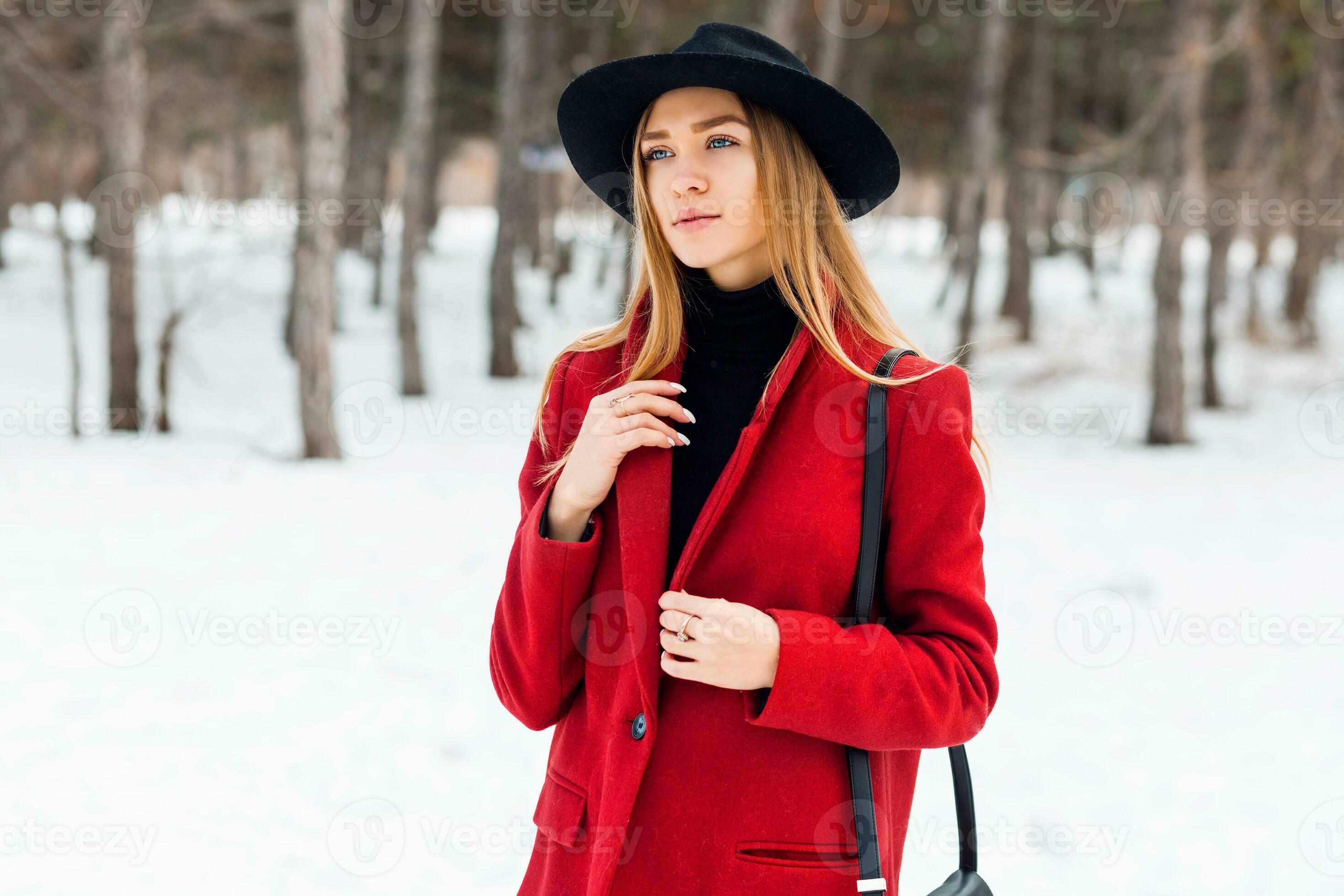 al aire libre Moda retrato de glamour l joven alegre elegante dama  vistiendo de moda invierno atuendo , negro lana sombrero y rojo Saco . frío  temporada.rubia largo cabello. lleno labios, azul