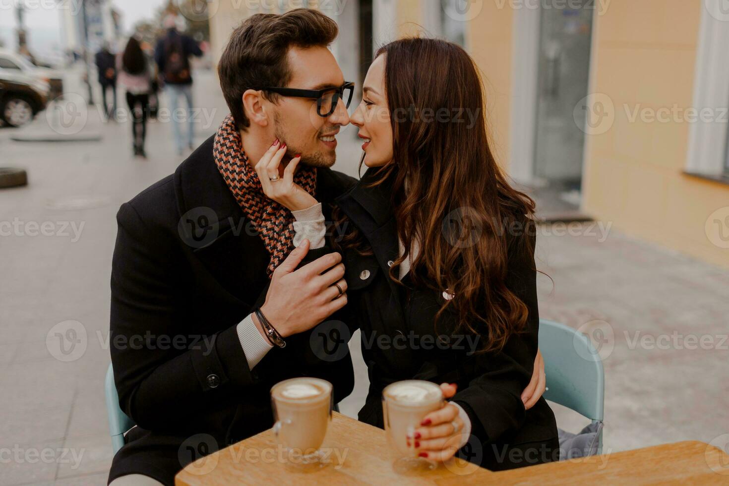 elegante mujer y hombre hablando durante primero fecha en cafetería, disfrutando hora juntos. foto