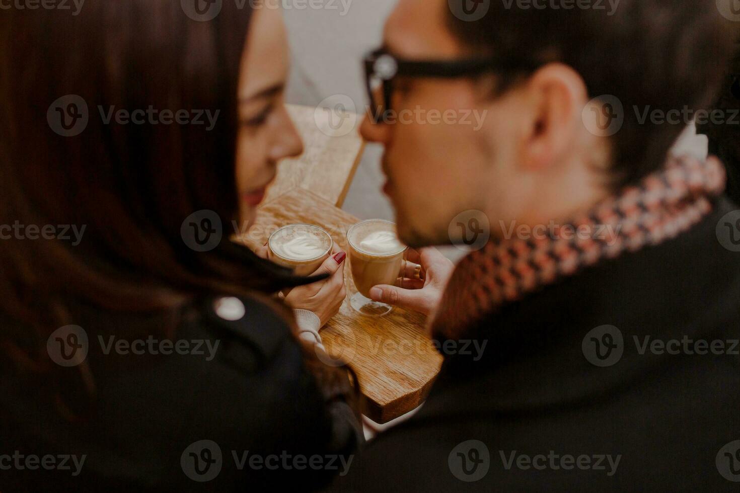 ver desde atrás. Pareja en amor gasto romántico hora juntos. foto