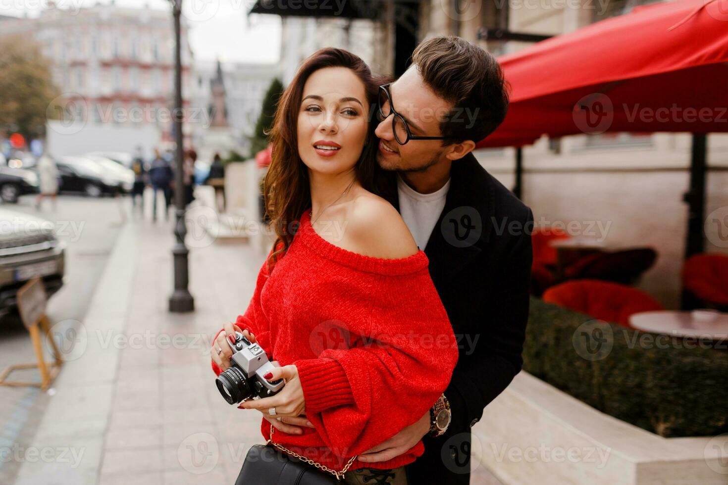 Pareja en amor embarazoso y posando en el calle en día festivo. romántico humor. foto