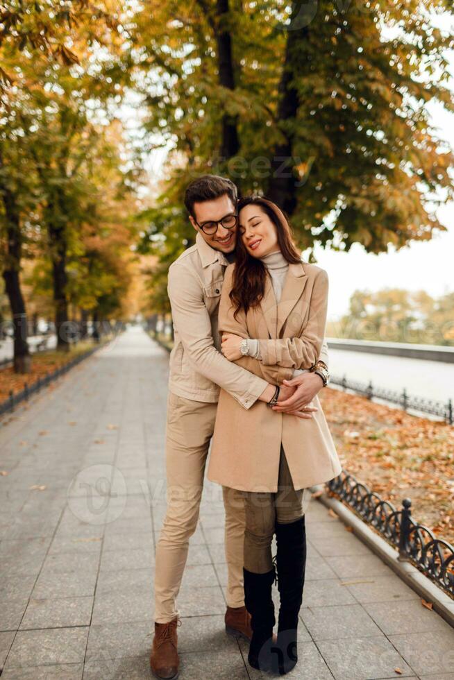 romántico momentos contento hermosa Pareja en amor caminando en otoño parque. foto