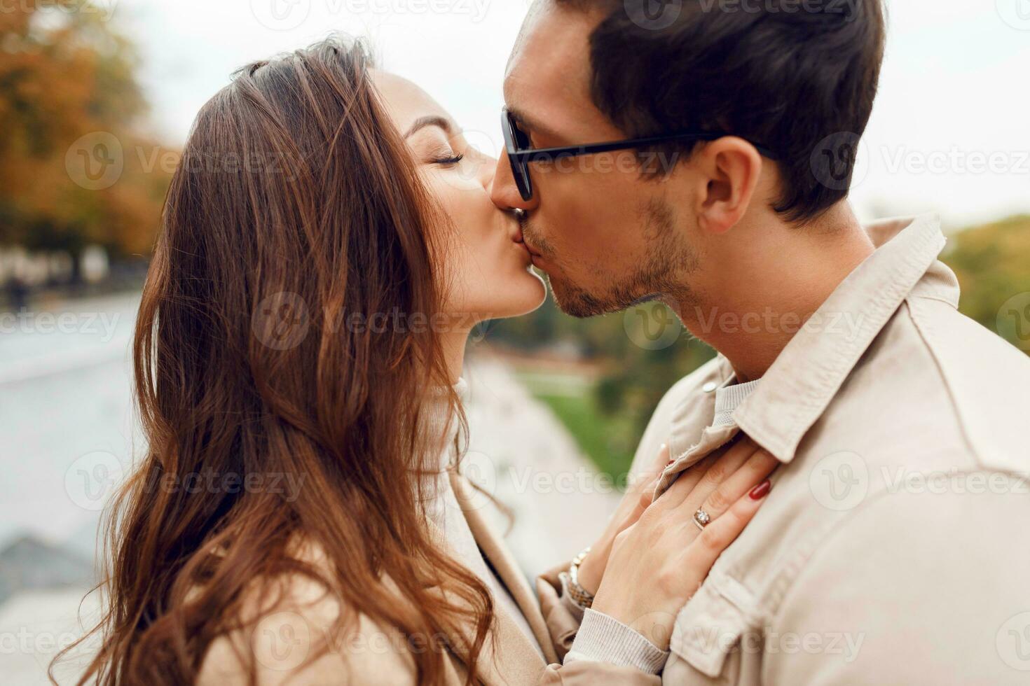 cerca arriba retrato de hermoso hombre con su esposa abrazando afuera. romántico momentos foto