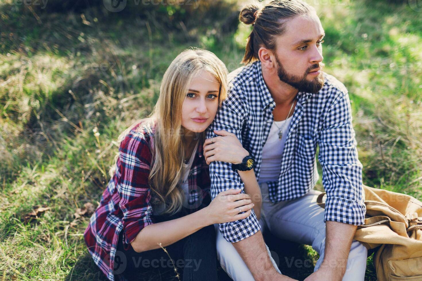 romántico Pareja tiene hermosa momentos de felicidad y alegría verano parque. amor y ternura.estilo de vida concepto. vistiendo a rayas camisa. foto