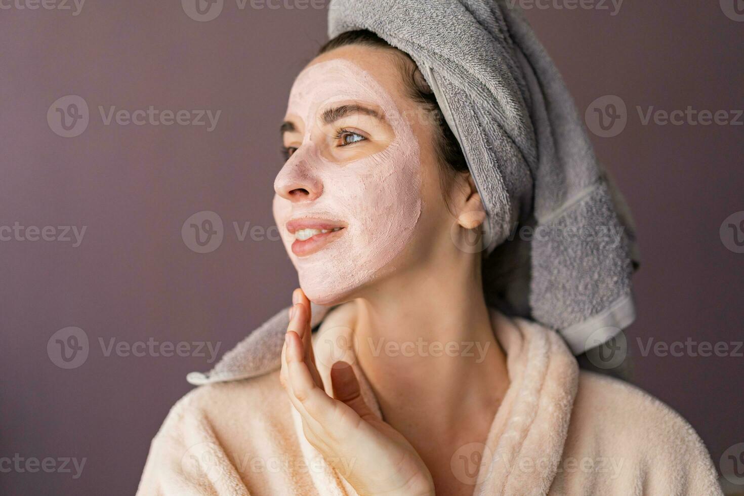 piel cuidado. mujer utilizando máscara a su rostro. el niña toma cuidado de aceitoso piel. cosmético procedimientos. foto