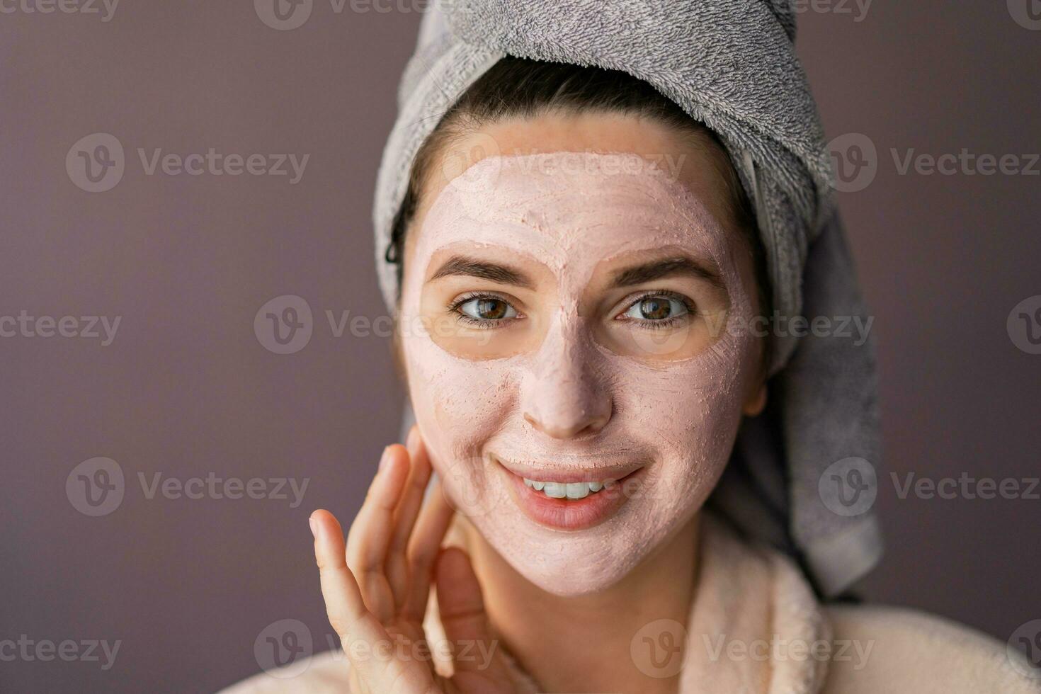 piel cuidado. mujer utilizando máscara a su rostro. el niña toma cuidado de aceitoso piel. cosmético procedimientos. foto