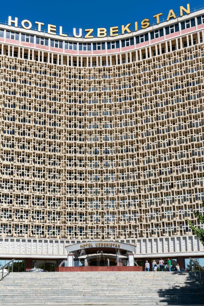 Taskent, uzbekistán-agosto 11, 2023-detalle de arquitectura en Tashkent durante un soleado día foto