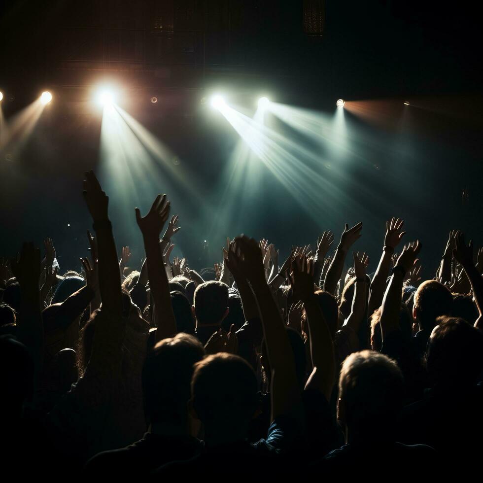 eufórico multitud en poco iluminado concierto salón - ai generado foto