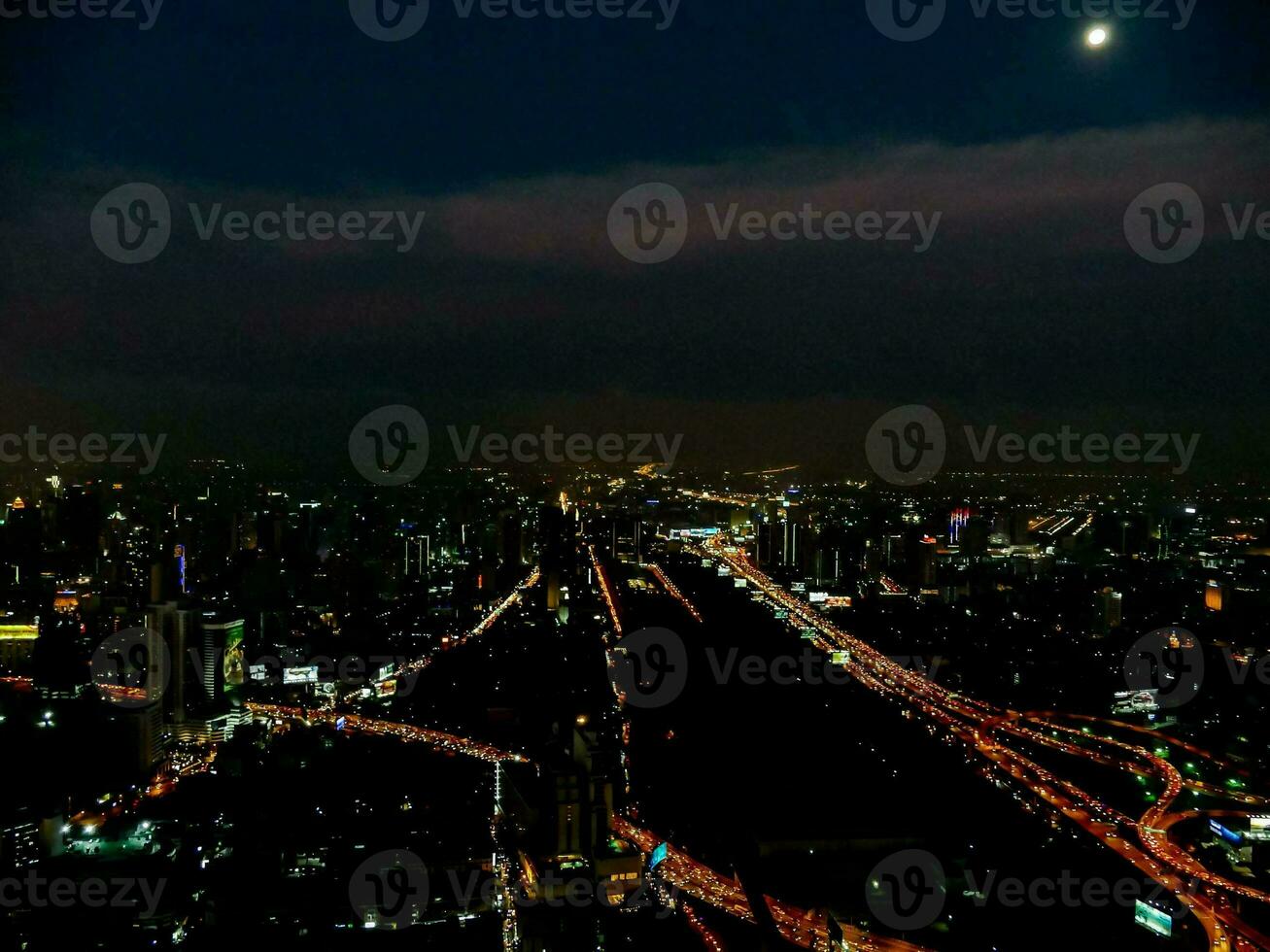 un aéreo ciudad ver a noche foto