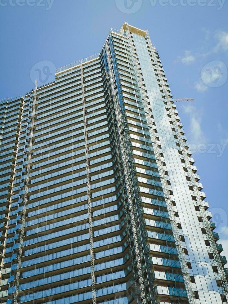 moderno de varios pisos edificios con reflejado exterior foto