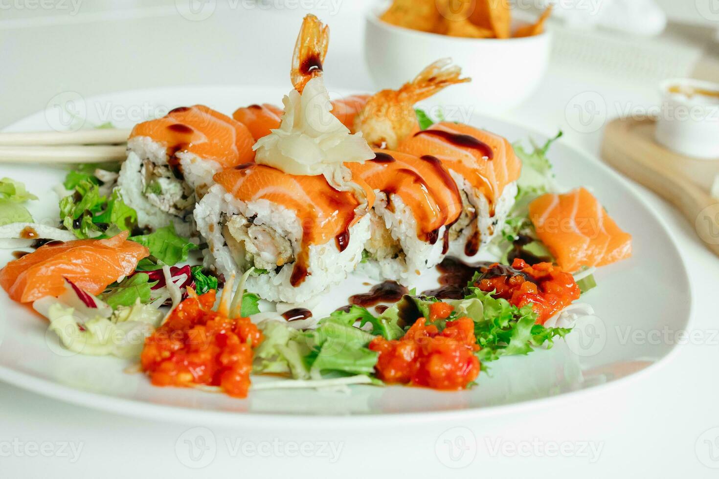 gastos generales japonés Sushi alimento. maki ands rollos con salmón, camarón, cangrejo y aguacate. parte superior ver de clasificado Sushi, todas usted lata comer menú. arco iris Sushi rollo, uramaki, hosomaki y niguiri foto