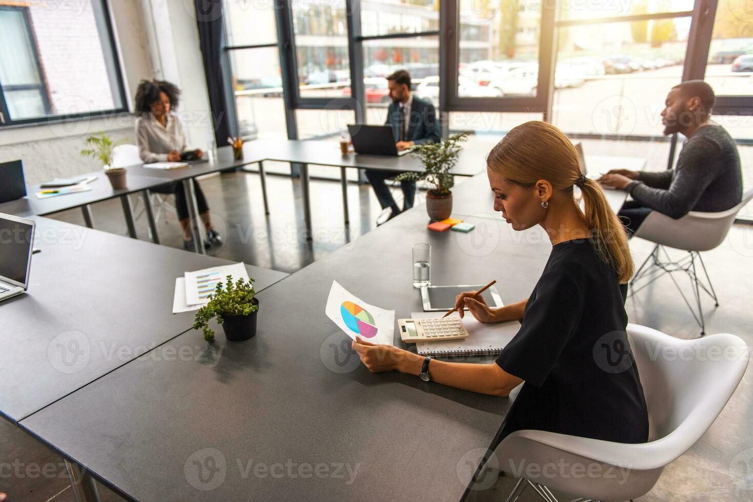 grupo de negocio personas tener un reunión acerca de empresa estadísticas foto