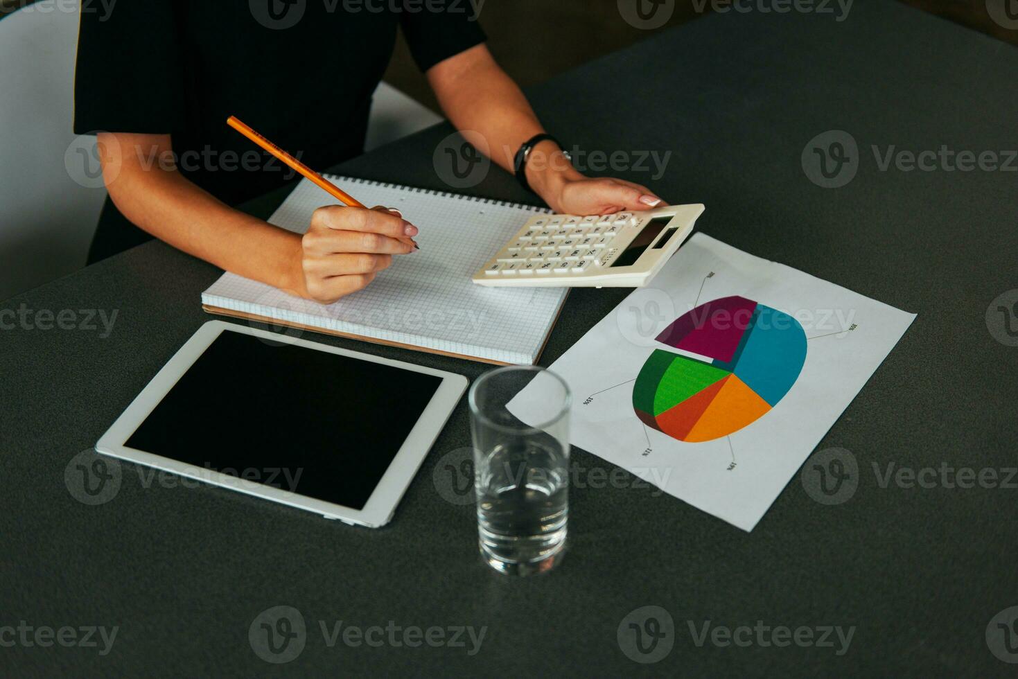 mujer de negocios tener un reunión acerca de empresa estadísticas foto