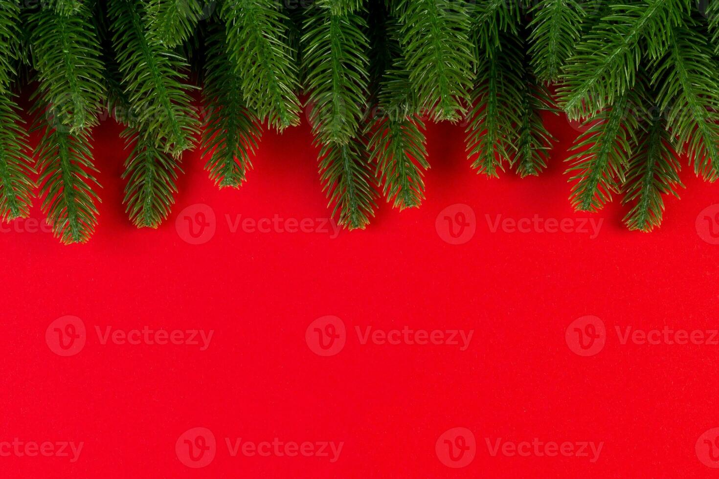 vista superior de ramas de abeto verde sobre fondo colorido. concepto de vacaciones de año nuevo con espacio vacío para su diseño foto