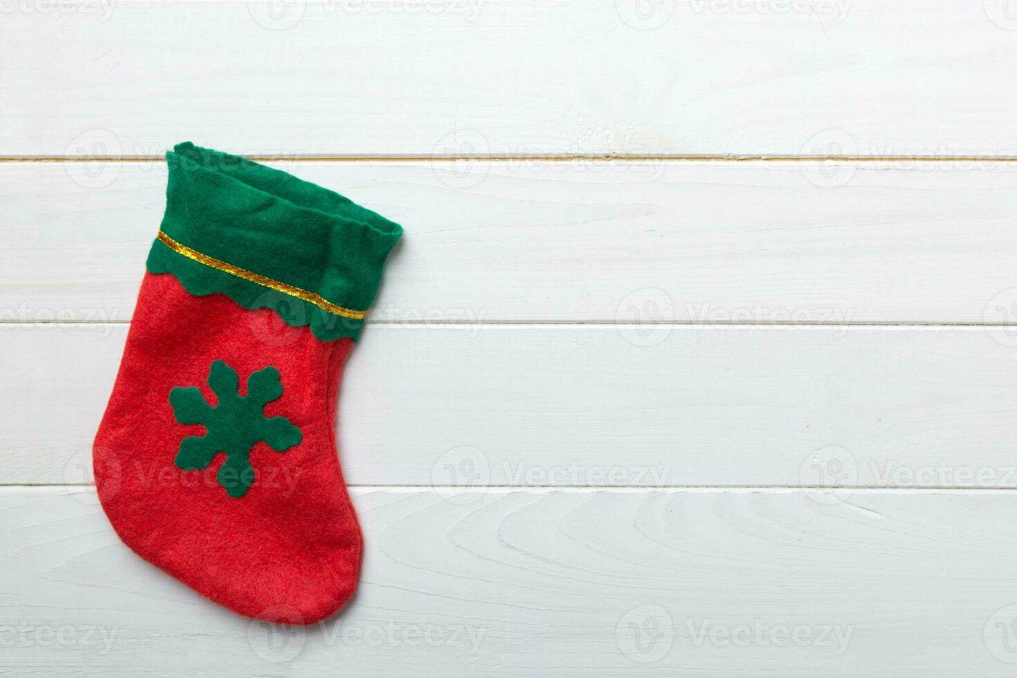 Papa Noel rojo calcetín parte superior ver en el color antecedentes con vacío espacio. Navidad antecedentes foto