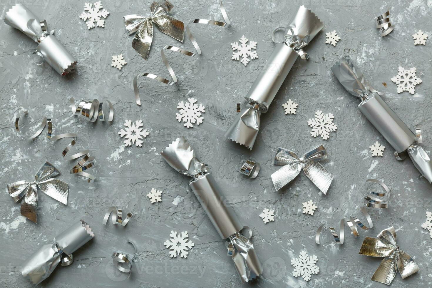 Christmas crackers with shiny confetti on color background, top view, copy space photo
