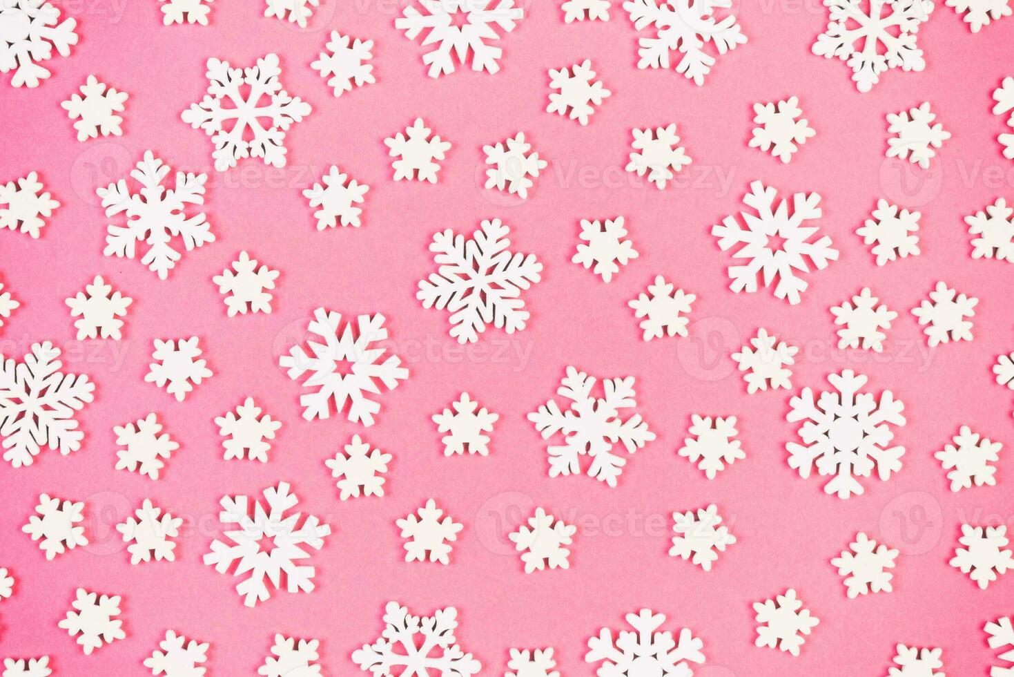 vista superior del adorno de invierno hecho de copos de nieve blancos sobre fondo colorido. concepto de feliz año nuevo con espacio de copia foto