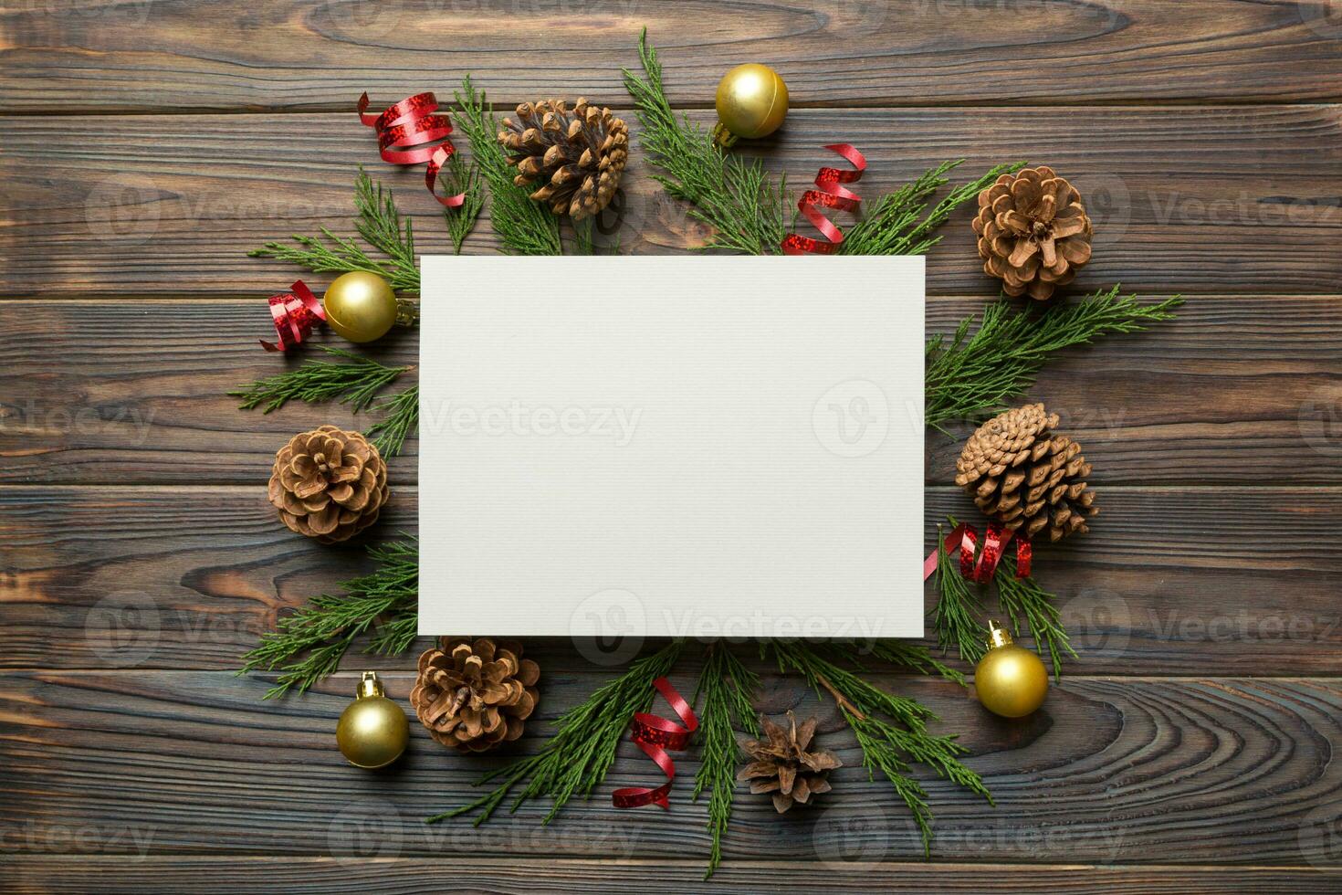 plano laico Navidad composición. cuadrado papel blanco, pino árbol sucursales, Navidad decoraciones en de colores antecedentes. parte superior vista, Copiar espacio para texto foto