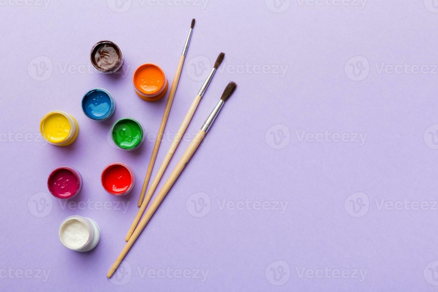 art palette with paint and brushes, close up. Top view with empty space.  workplace for creativity. home teaching concept drawing 32728596 Stock  Photo at Vecteezy