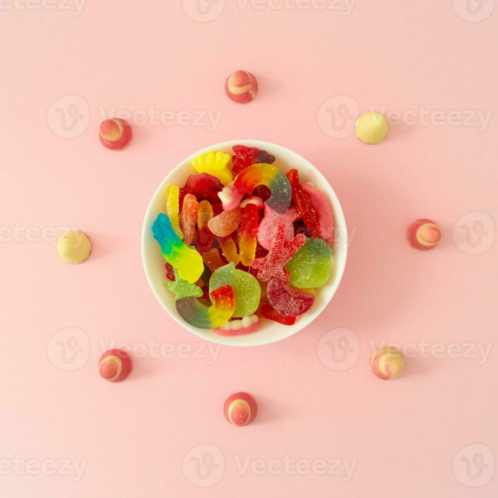 creativo antecedentes hecho de pegajoso dulces. vistoso plano poner. jalea dulces estético. mínimo concepto. foto