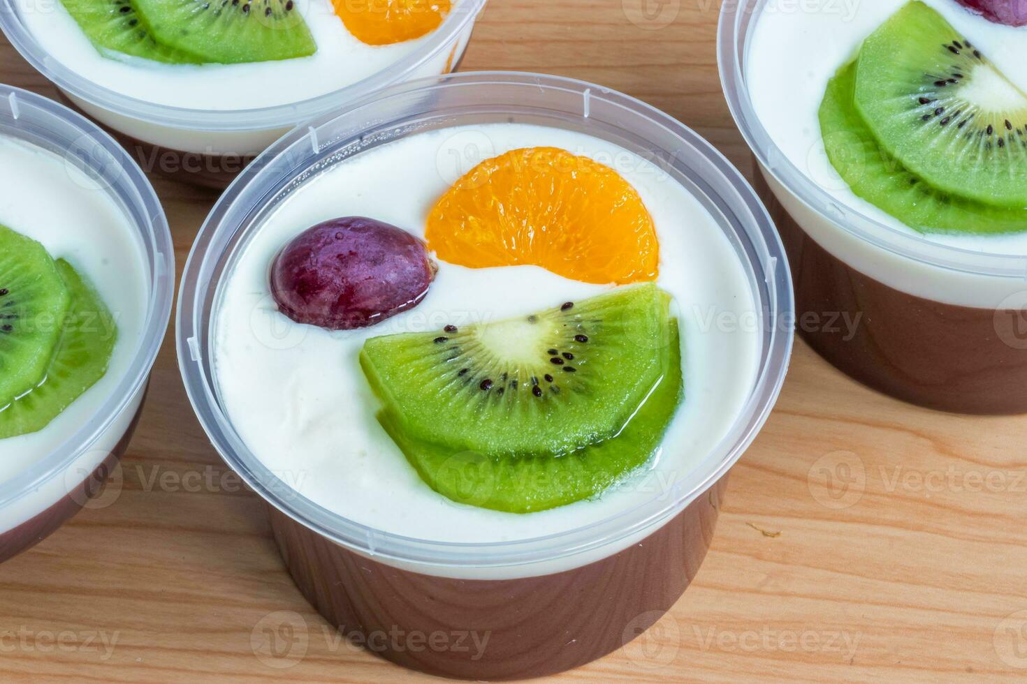 pudín de leche afrutado, postre de pudín de seda de chocolate dulce con cobertura de frutas foto