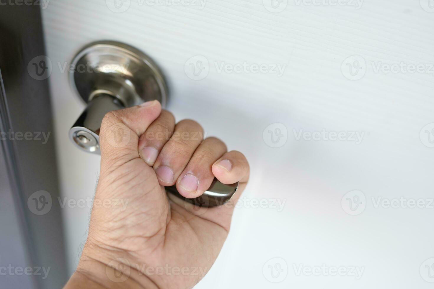 humano manos abierto y cerca un habitación puerta foto