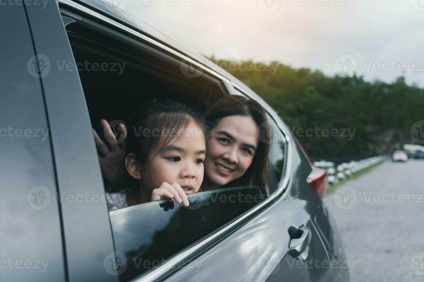 verano vacaciones contento madre y hija teniendo divertida. el concepto de familia en vacaciones y viajar. foto