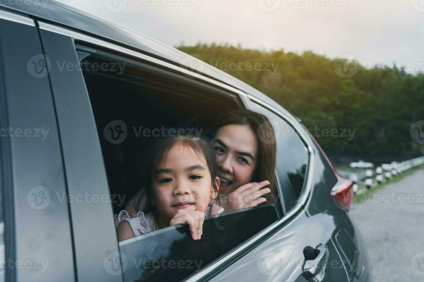 verano vacaciones contento madre y hija teniendo divertida. el concepto de familia en vacaciones y viajar. foto