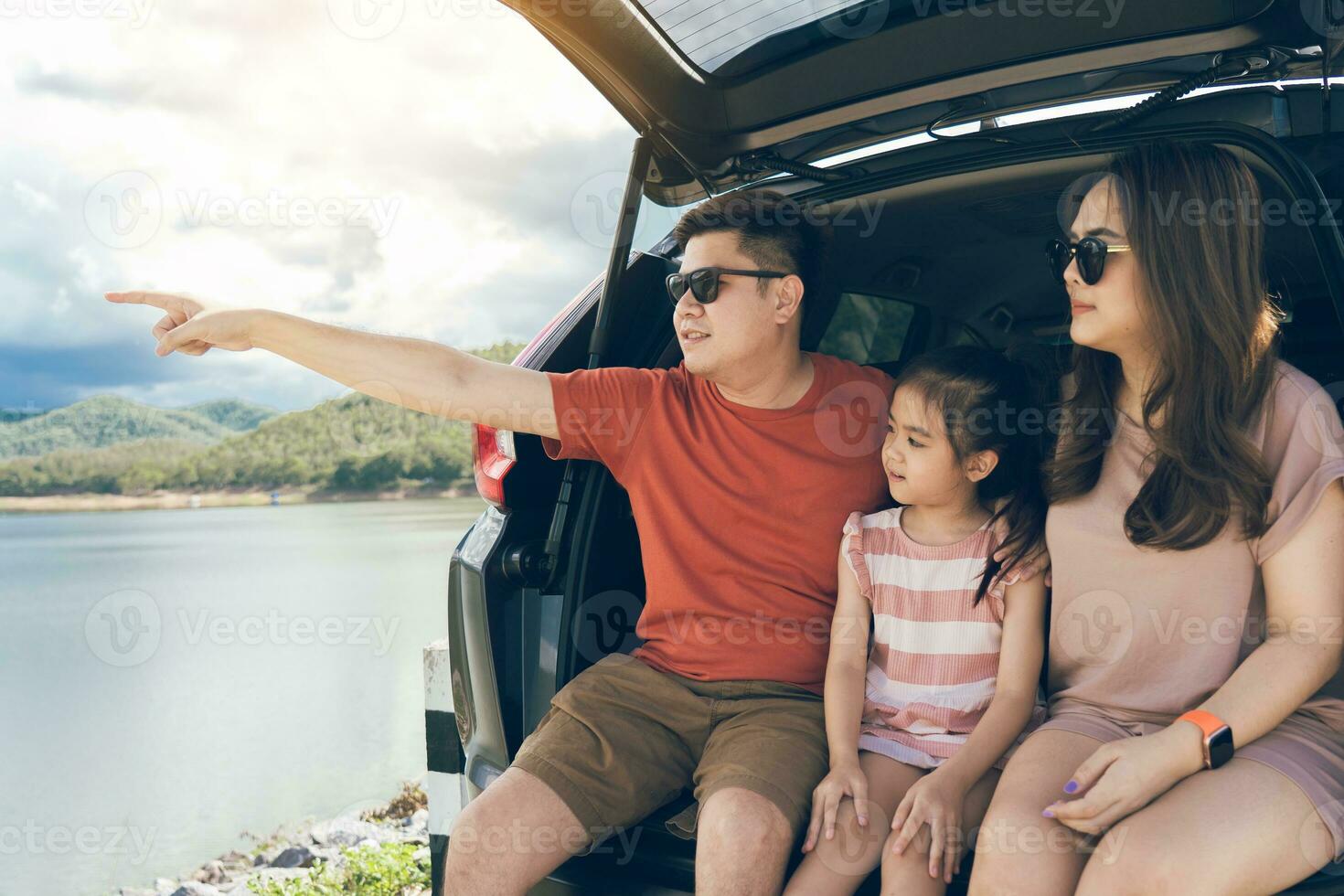 verano vacaciones.feliz familia disfrutando viaje con su favorito coche. fiesta y viaje familia concepto. foto
