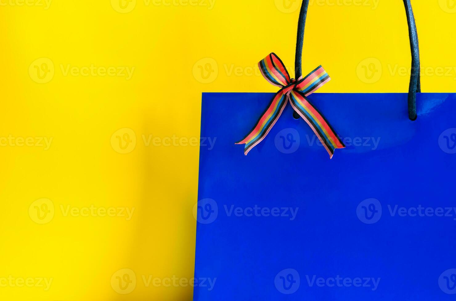 azul compras papel bolso con cinta en amarillo antecedentes para negro viernes compras rebaja concepto. foto