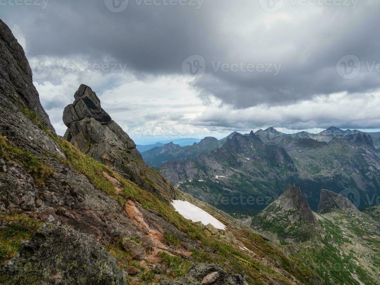 puntiagudo acantilados ladera de la montaña fantasma rocas increíble escénico montaña paisaje con grande agrietado puntiagudo piedras en brumoso lluvioso Mañana. agudo rocas antecedentes. foto