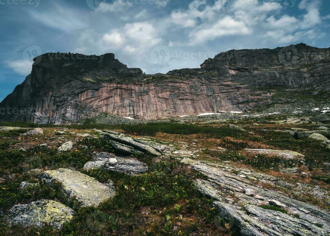 místico impresionante silueta de el dormido decir montaña rango. natural parque ergaki, Rusia. único místico montaña lugar. foto