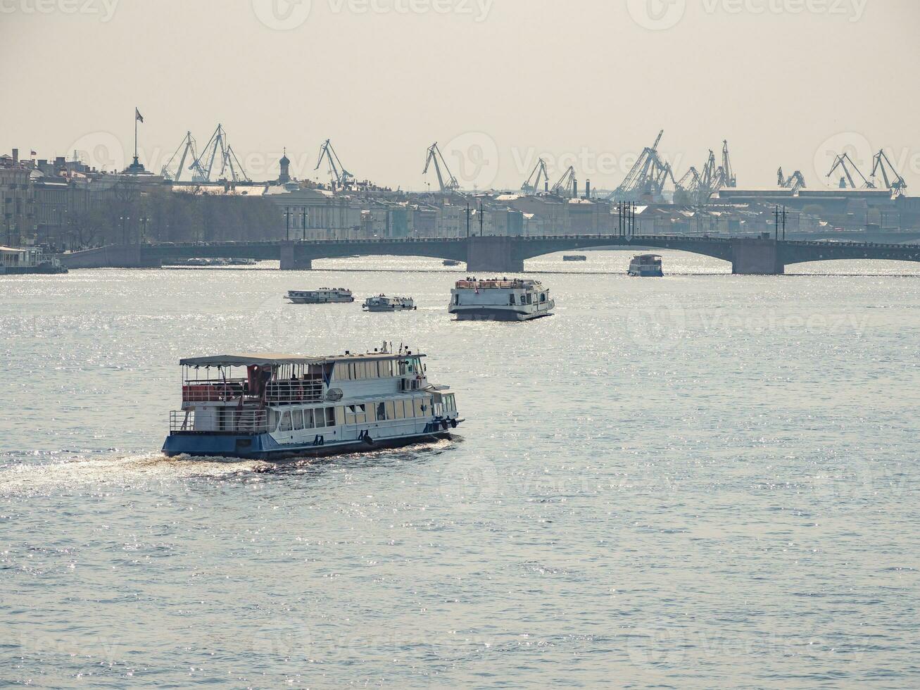 navegación de buques en el neva río en S t. Petersburgo foto