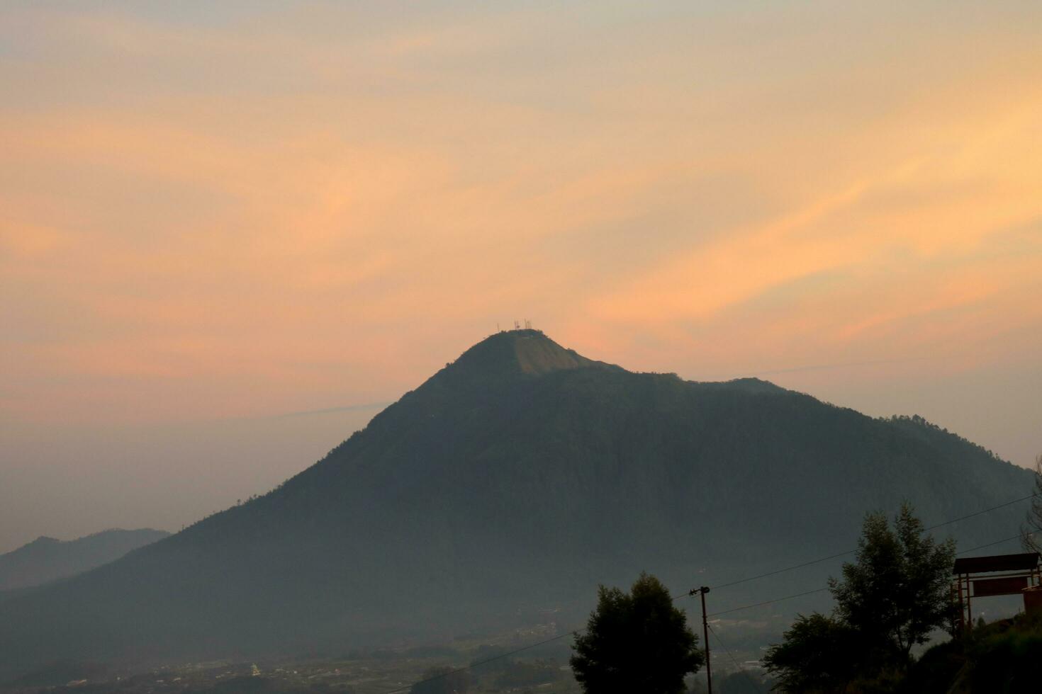 ver de el montaña pico a amanecer en el Mañana foto