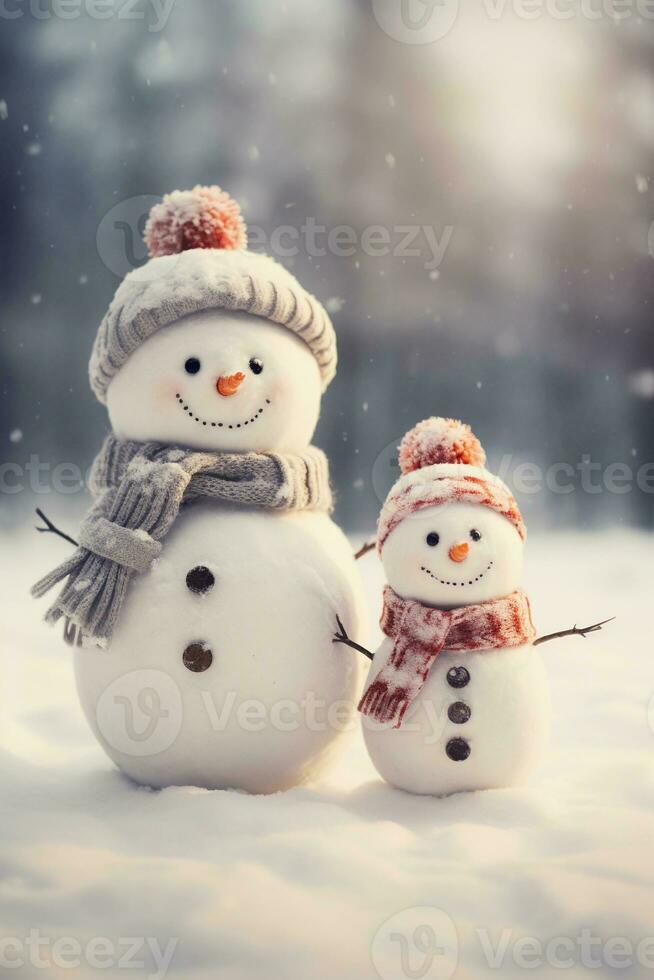 dos linda muñecos de nieve en de punto sombreros y bufandas en un invierno bosque. familia concepto. ai generado. foto