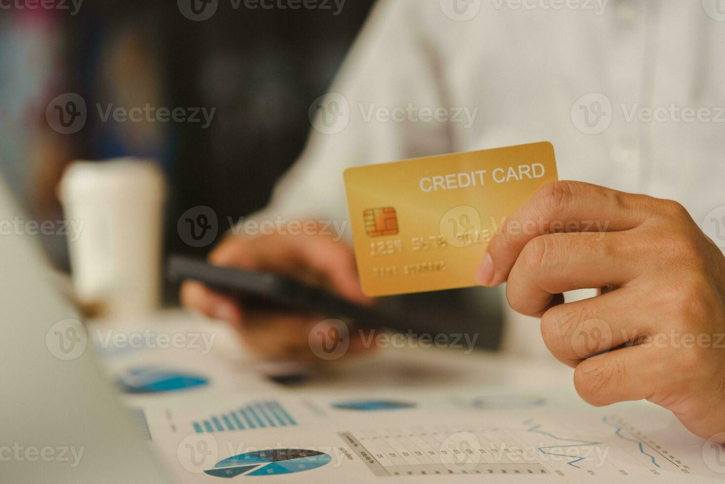 moderno digital en línea pago pago comercio electrónico y negocio análisis financiero tecnología. hombre utilizando crédito tarjeta y teléfono a analizar negocio grafico foto