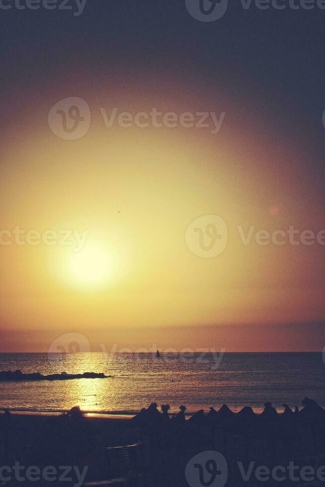 pintoresco Oceano paisaje con el ajuste Dom en un tropical país durante verano Días festivos foto