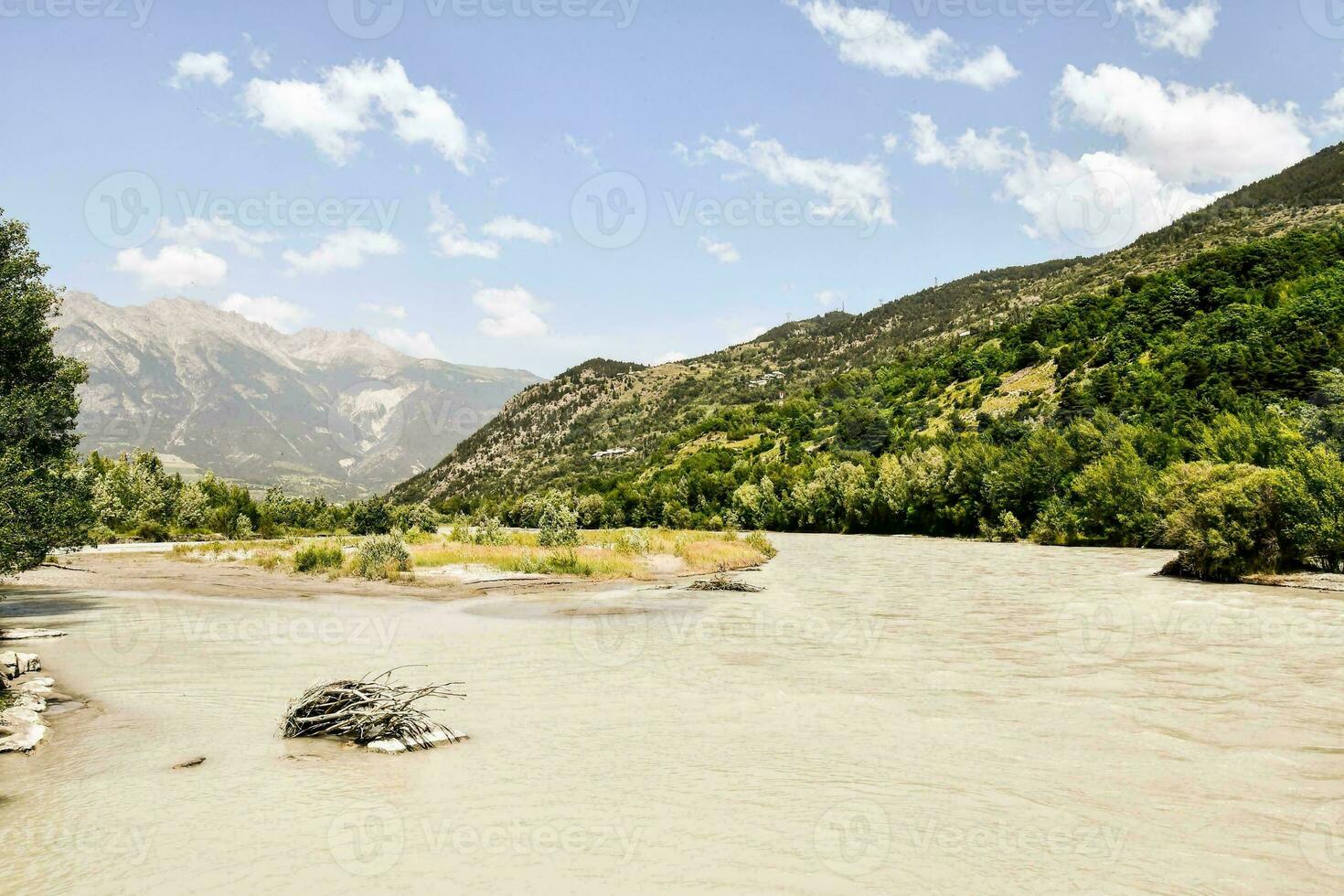 un río en las montañas foto