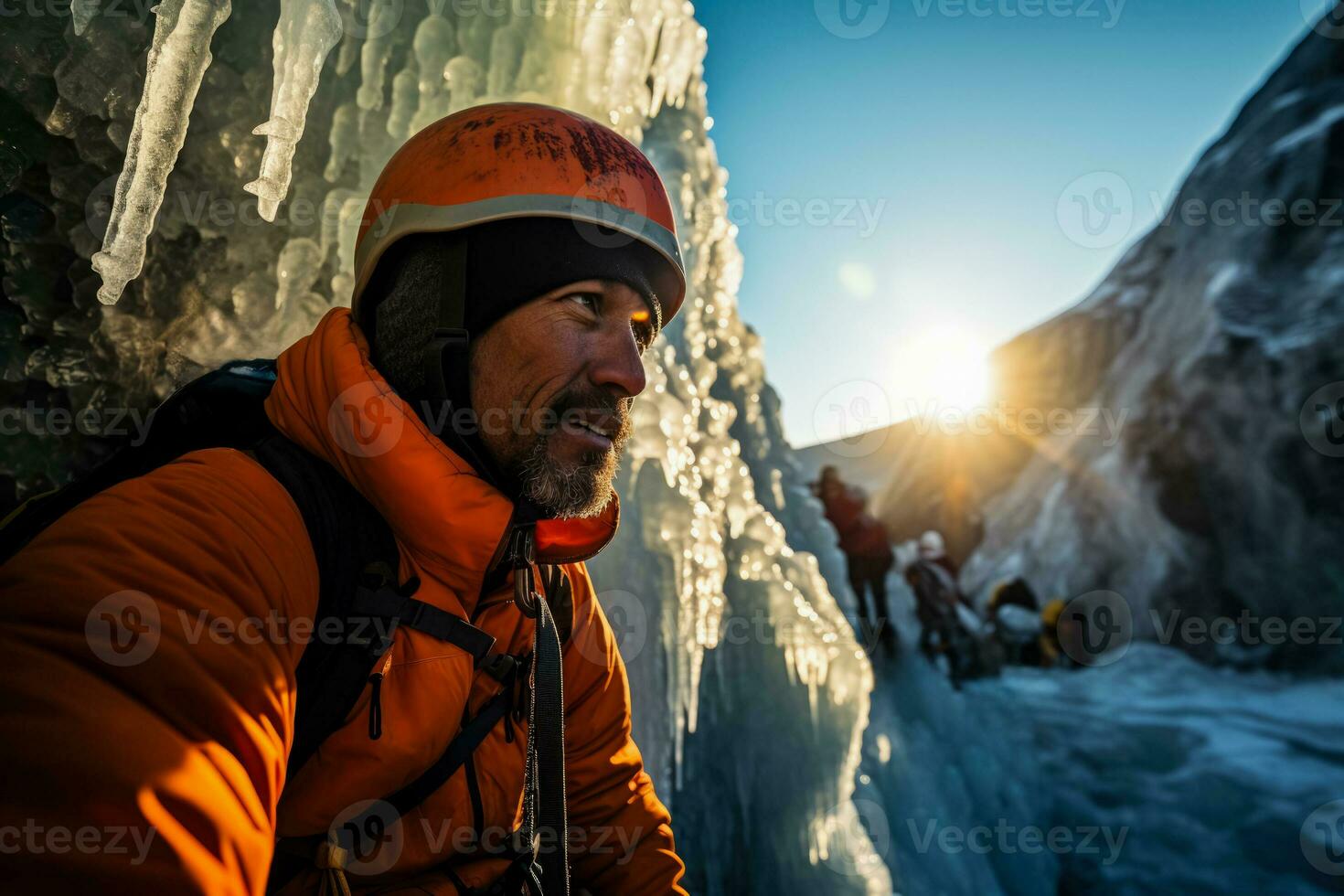 hielo hachas en mano trepador elabora estrategias ruta arriba glacial cascada foto