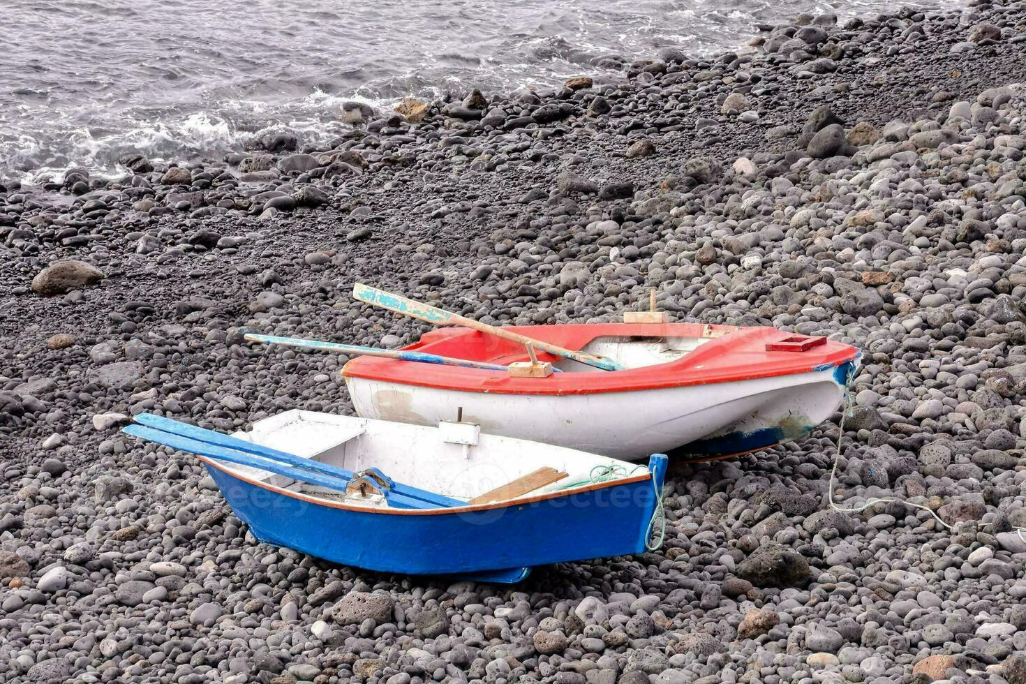 dos pequeño barcos en el playa cerca el Oceano foto