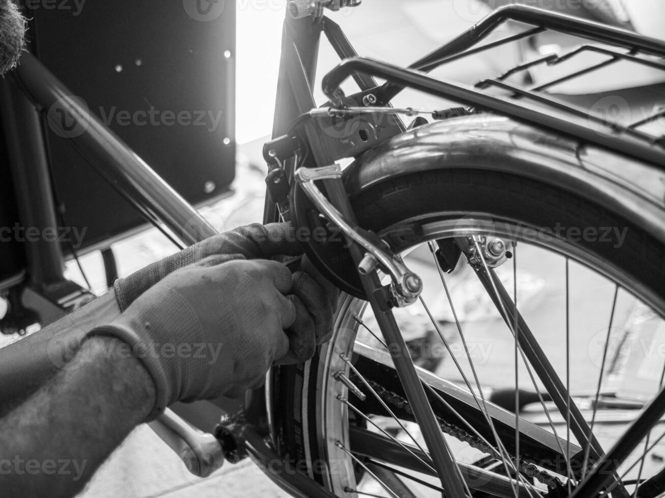 mecánico artesano a el bicicleta tienda garaje reparar montar bicicleta frenos foto